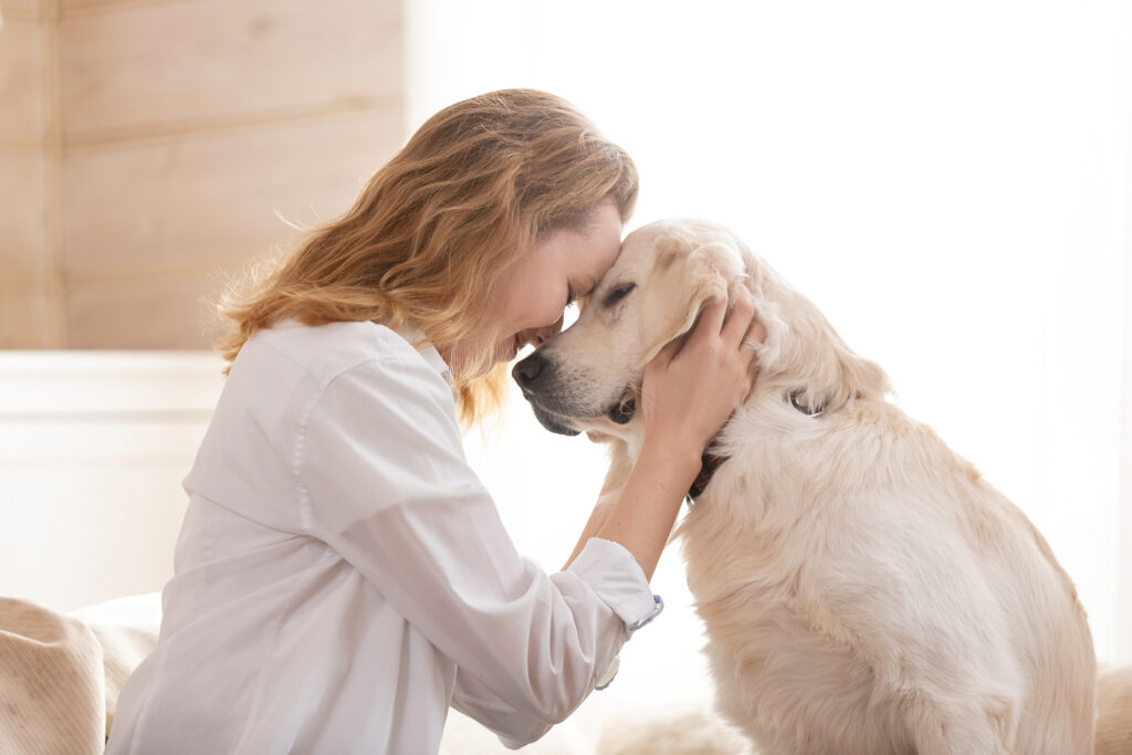 Kobieta przytula psa cierpiącego na chorobę wątroby