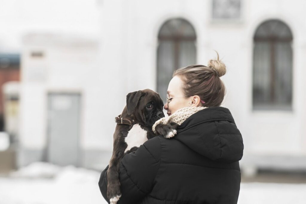 Opiekunka pocieszająca swojego małego podopiecznego